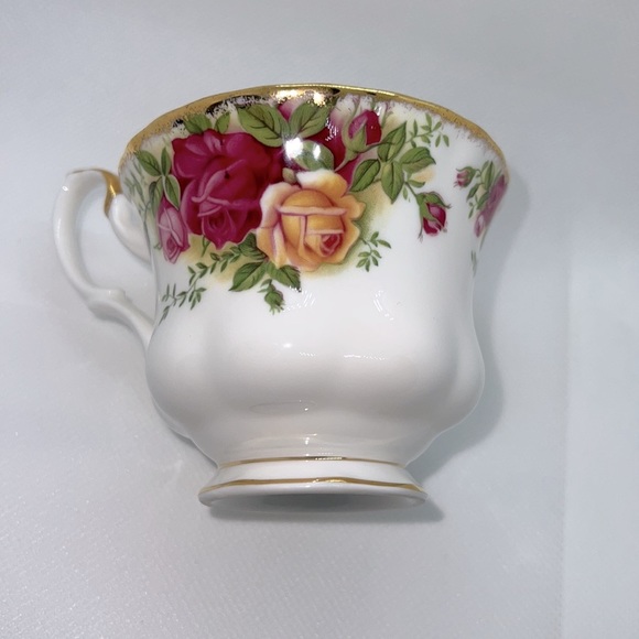 OLD COUNTRY ROSES FOOTED TEACUP AND SAUCER 1962 ROYAL ALBERT BONE CHINA - Picture 10 of 14